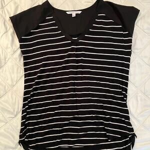 ADRIENNE VITTADINI Stripped Top M Black White Cap Sleeves V Neck 96% Rayon Comfy